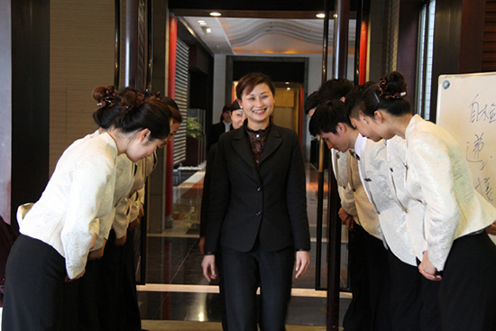 2015餐饮酒店服务礼仪与企业管理的融合之道